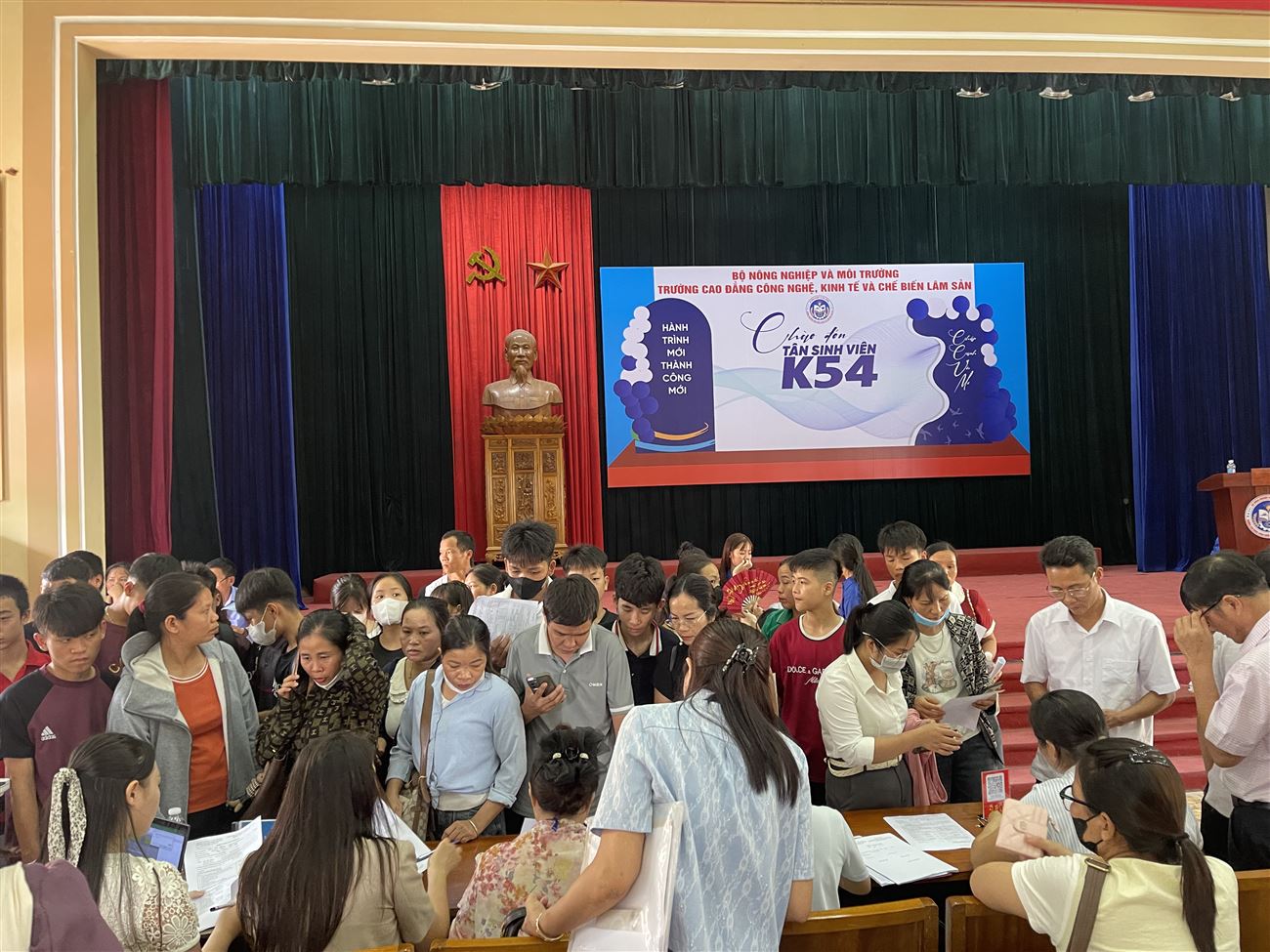 Trường Cao đẳng Công nghệ, Kinh tế và Chế biến lâm sản tổ chức làm thủ tục tựu trường đợt I cho học sinh, sinh viên khóa 54 (niên khoá 2026-2029)
