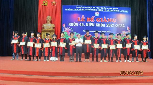 Lễ bế giảng các lớp Cao đẳng nghề và Trung cấp nghề khóa 49 niên khóa 2021-2024